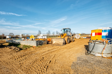 baufahrzeuge auf baustelle