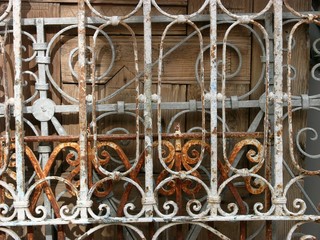 Rostige alte Gitter aus Schmiedeeisen vor einem Trödelladen in den Gassen der Altstadt von Alacati...