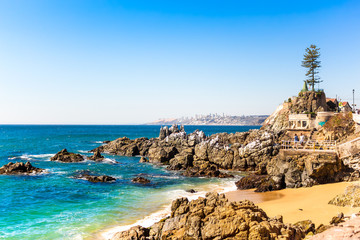 Naklejka premium Rocky beach in Vina del Mar, Chile