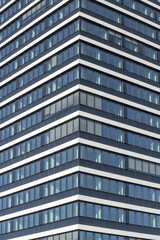 Abstrakte Fassade eines modernen Bürogebäudes in Hamburg, Deutschland