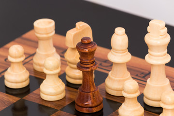 Scacchi fotografati su una scacchiera