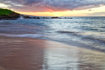 Fototapeta na wymiar Beautiful and deep sunset at Wailea Beach in Wailea Maui Hawaii