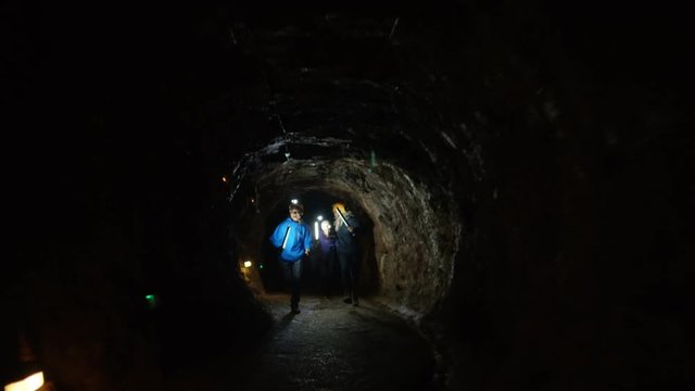  Panic underground, cave explorers running away from natural disaster