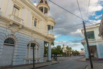 Fototapeta na wymiar CIENFUEGOS, CUBA - DECEMBER 31, 2016: Street view