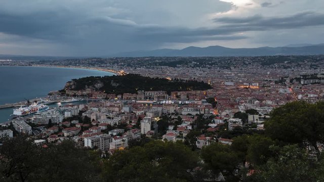 Time lapse de la ville de Nicepar temps orageux aec des &eacute;clairs, French Riviera