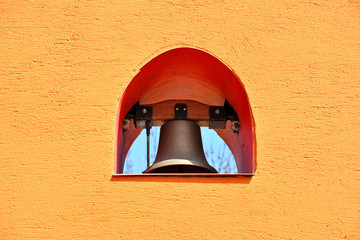 Bogenfenster mit Glocke