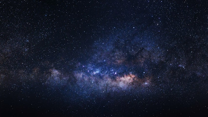 Naklejka premium Panorama Galaktyka Drogi Mlecznej z gwiazdami i kosmicznym pyłem we Wszechświecie, Fotografia z długim czasem naświetlania, z ziarnem.