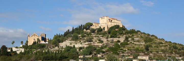 Fototapeta na wymiar Arta Mallorca Balearen Panorama Kirche Spanien