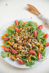 Bunter Salat mit gebratenen Knödeln