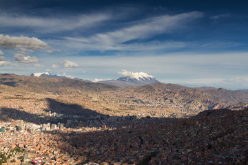 La Paz in front of the volcano Uturunku