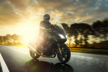 Motorradfahrt bei Sonnenschein