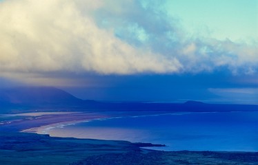 Blick vom Vulkan Snæfellsjökull auf die Bucht Breiðavík auf Snæfellsnes bei Mitternachtssonne, Island/ Iceland, Europa 