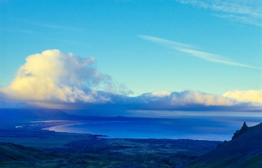 Fototapeta na wymiar Blick vom Vulkan Snæfellsjökull auf die Bucht Breiðavík auf Snæfellsnes bei Mitternachtssonne, Island/ Iceland, Europa 