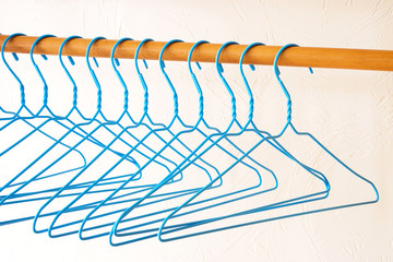 青いハンガー