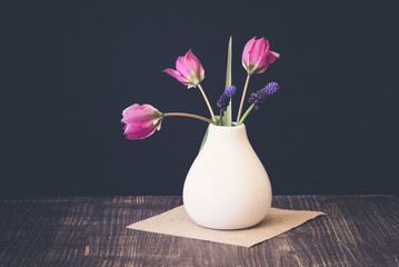 Frühlingsblumen (Tulpen u. Traubenhyazinthen)