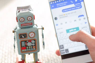 Chatbot / Social Bot, Smartphone und Chatverlauf