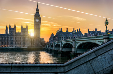Big Ben und Westminster Brücke in London bei Sonnenuntergang