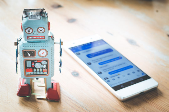 Chatbot / Social Bot, Smartphone und Chatverlauf
