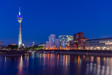 Düsseldorf – Medienhafen bei Nacht