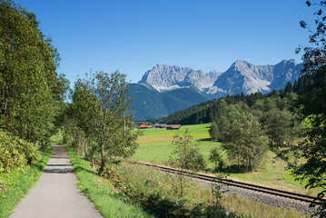 Radweg entlang der Bahnstrecke Garmisch - Mittenwald