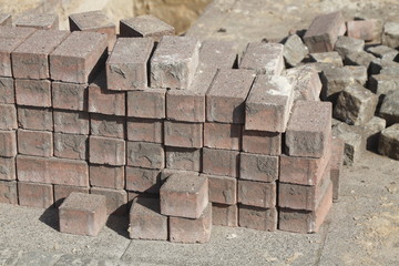 Aufgestapelte Pflastersteine, Straßenbauarbeiten