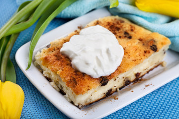 Cheesecake with raisins, sour cream and cinnamon