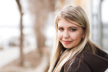 Obraz premium Portrait of young girl in urban background. 