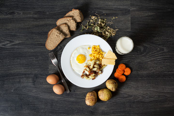 Fried eggs with garnish