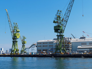Fototapeta na wymiar 神戸港 ハーバーランドから造船所を見る