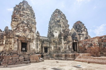 Fototapeta na wymiar Archaeological site Phra Prang Sam Yot.