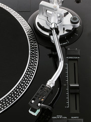 DJ-Plattenspieler-Vinyl-Plattenspieler zum Spielen von Hip-Hop, Clubmusik. Pro-Audio-Plattenspieler-Aufzeichnungsausrüstung für Party-Discjockey. Isoliertes Plattenspieler-Deck auf weißem Hintergrund. Analoge DJ-Plattenspieler-Technologie