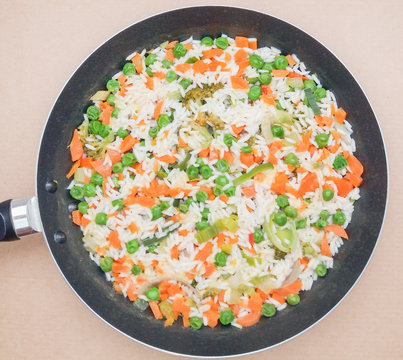 Zeleninove rizoto in a pan