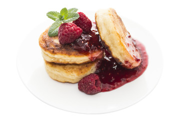 Cheese pancake with raspberries and mint