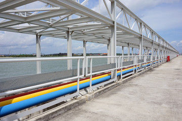Piping structure for transporting liquid material at a jetty
