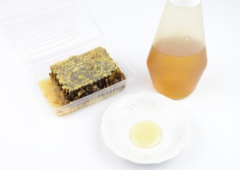 容器入りの巣みつと蜂蜜