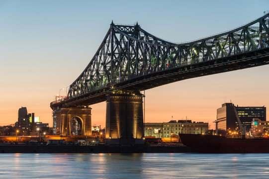 Fototapeta Jacques-Cartier Bridge and Saint-Lawrence River in Montreal