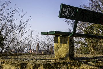 Parkbank mit Blick auf den Mainzer Dom von der Zitadelle aus gesehen