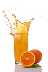 Fototapeta na wymiar Splash in glass of juice with slice of orange