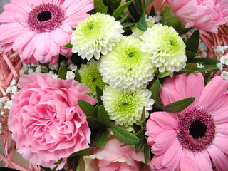 bunter Blumenstrauß rosa weiß Gerbera Rosen Dahlien