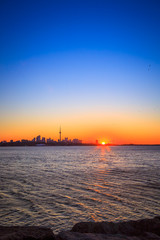 Fototapeta na wymiar Sunrise at Sheldon Lookout Toronto, Ontario, Canada