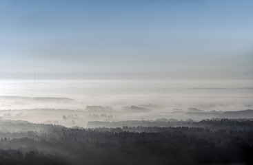 Morgenstimmung bei Bodennebel mit Blick auf die Landschaft