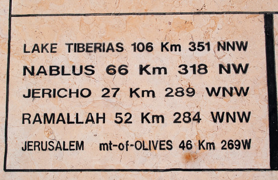 Giordania 05/10/2013: una targa con le distanze dei principali luoghi e citt&agrave; dal monte Nebo, l'altura citata nella Bibbia ebraica come il luogo in cui a Mos&egrave; fu concesso di vedere la Terra Promessa