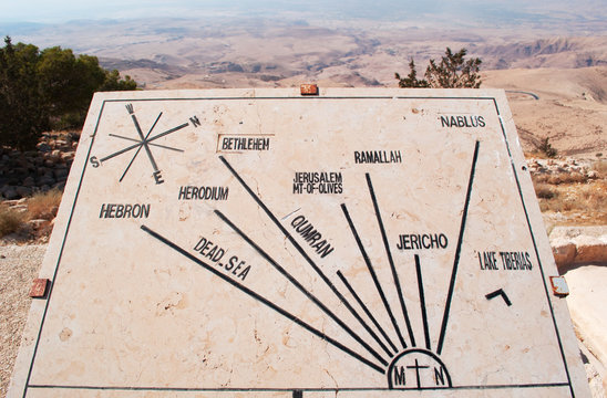 Giordania 05/10/2013: una targa con le distanze dei principali luoghi e citt&agrave; dal monte Nebo, l'altura citata nella Bibbia ebraica come il luogo in cui a Mos&egrave; fu concesso di vedere la Terra Promessa