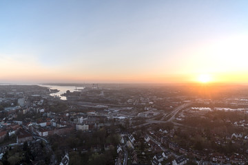 Morgens von oben mit Blick auf die Stadt