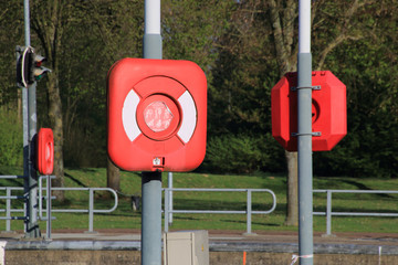 Rettungsringe im roten Schutzkasten