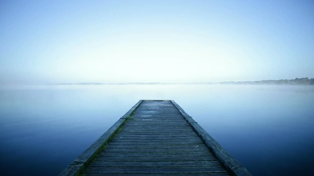 ponton sur l'eau, ambiance zen 