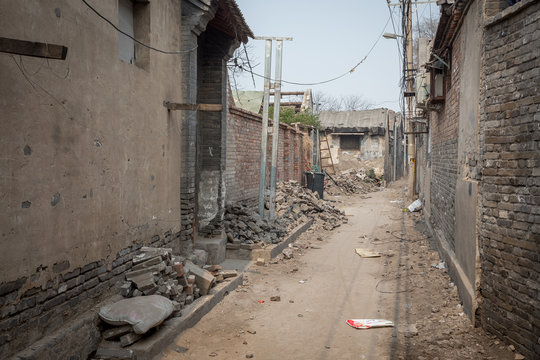 une rue en ruine dans un vieux quartier des hutongs de Pékin