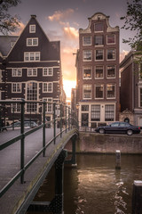 Naklejka premium Sonnenuntergang über einer Gracht in Amsterdam