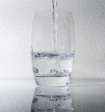 Wasser im Gals einfüllen zum Trinken