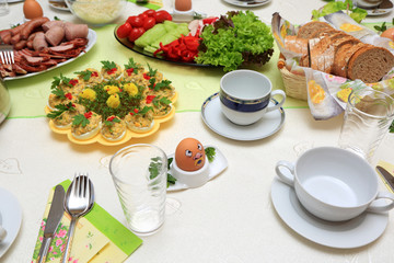 Stół Wielkanocny z jedzeniem i jajkami. - obrazy, fototapety, plakaty